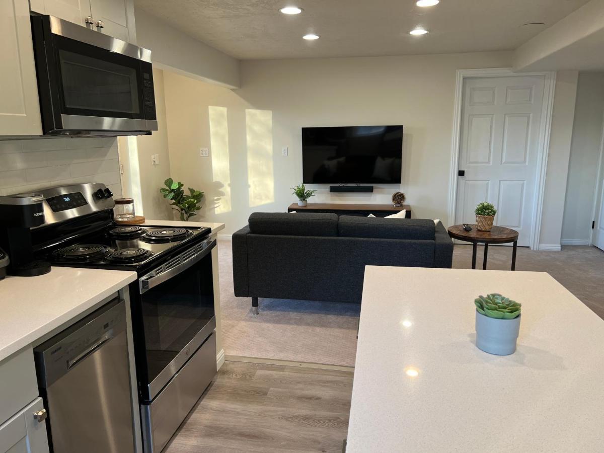 Above Ground Basement Apartment 2 Bedroom 1 B Retreat With Gorgeous View Draper Exterior photo
