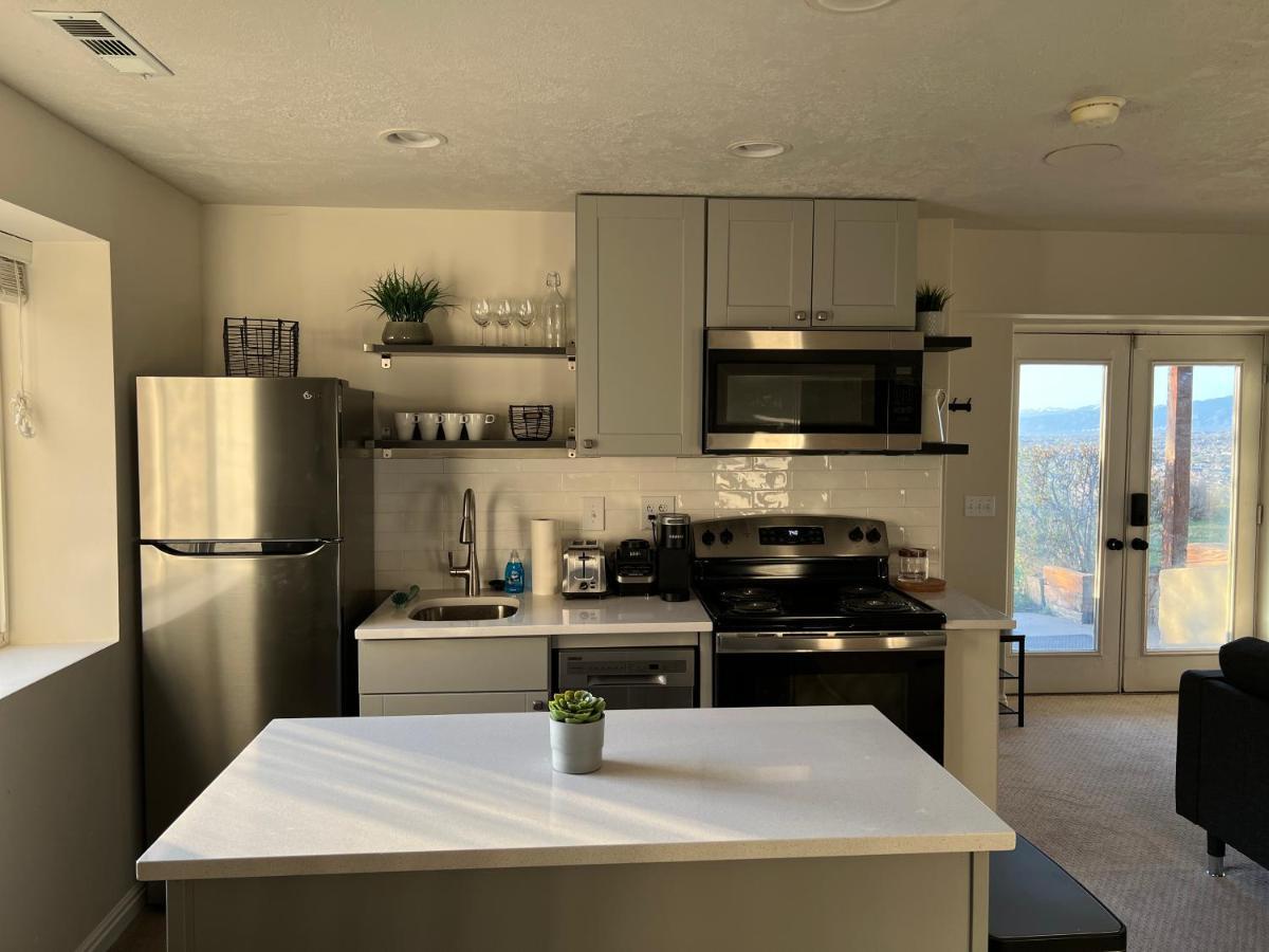 Above Ground Basement Apartment 2 Bedroom 1 B Retreat With Gorgeous View Draper Exterior photo